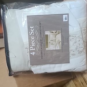 New 4 piece set bedding accessory completer